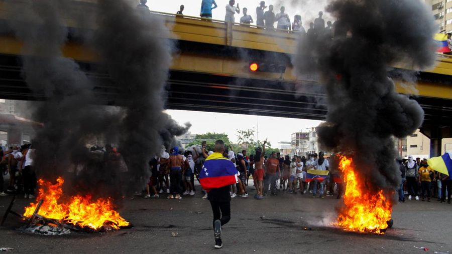 Para pengunjuk rasa berdemonstrasi menentang hasil resmi pemilu yang menyatakan terpilihnya kembali Presiden Nicolas Maduro, sehari setelah pemungutan suara di Valencia, Venezuela, Senin, 29 Juli 2024. (AP Photo/Jacinto Oliveros)