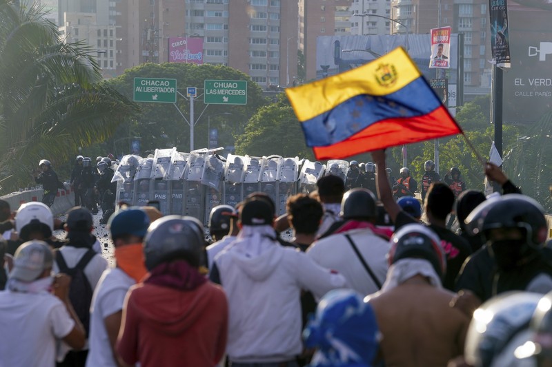 Para pengunjuk rasa berdemonstrasi menentang hasil resmi pemilu yang menyatakan terpilihnya kembali Presiden Nicolas Maduro, sehari setelah pemungutan suara di Valencia, Venezuela, Senin, 29 Juli 2024. Para pengunjuk rasa berdemonstrasi menentang hasil resmi pemilu yang menyatakan terpilihnya kembali Presiden Nicolas Maduro, sehari setelah pemungutan suara di Valencia, Venezuela, Senin, 29 Juli 2024. (AP Photo/Jacinto Oliveros)