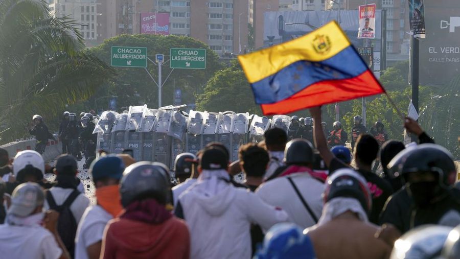 Para pengunjuk rasa berdemonstrasi menentang hasil resmi pemilu yang menyatakan terpilihnya kembali Presiden Nicolas Maduro, sehari setelah pemungutan suara di Valencia, Venezuela, Senin, 29 Juli 2024. (AP Photo/Jacinto Oliveros)