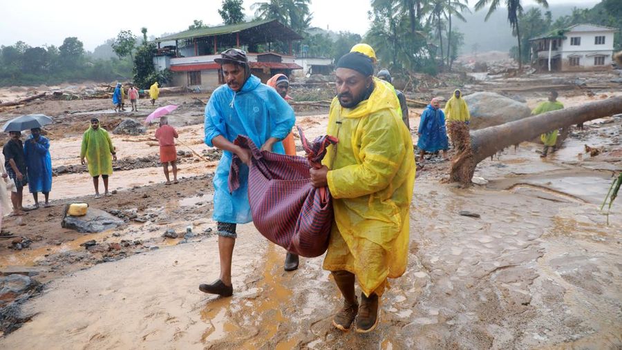 Tim penyelamat melakukan evakuasi korban longsor di perbukitan, di Wayanad, di negara bagian selatan Kerala, India, Selasa (30/7/2024). (REUTERS/Stringer)
