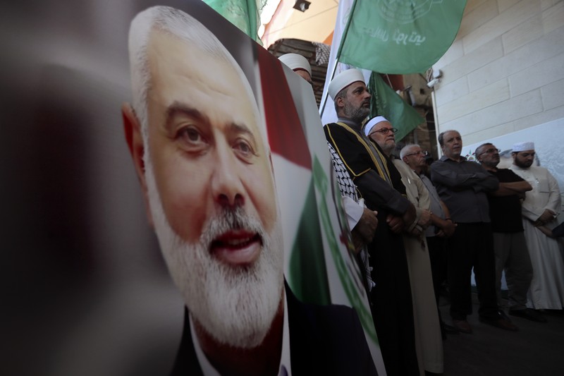 Warga Palestina menghadiri protes setelah pembunuhan pemimpin Hamas Ismail Haniyeh di Iran, di Hebron di Tepi Barat yang diduduki Israel, 31 Juli 2024. Warga Palestina menghadiri protes setelah pembunuhan pemimpin Hamas Ismail Haniyeh di Iran, di Hebron di Tepi Barat yang diduduki Israel, 31 Juli 2024. (REUTERS/Mussa Qawasma)