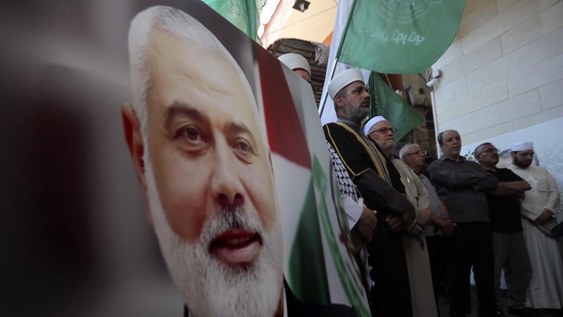 Warga Palestina menghadiri protes setelah pembunuhan pemimpin Hamas Ismail Haniyeh di Iran, di Hebron di Tepi Barat yang diduduki Israel, 31 Juli 2024. (REUTERS/Mussa Qawasma)