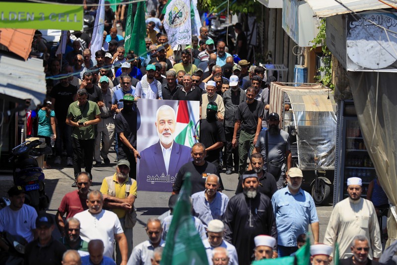 Warga Palestina menghadiri protes setelah pembunuhan pemimpin Hamas Ismail Haniyeh di Iran, di Hebron di Tepi Barat yang diduduki Israel, 31 Juli 2024. Warga Palestina menghadiri protes setelah pembunuhan pemimpin Hamas Ismail Haniyeh di Iran, di Hebron di Tepi Barat yang diduduki Israel, 31 Juli 2024. (REUTERS/Mussa Qawasma)