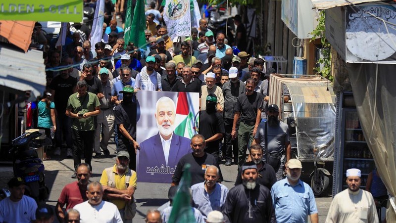 Warga Palestina menghadiri protes setelah pembunuhan pemimpin Hamas Ismail Haniyeh di Iran, di Hebron di Tepi Barat yang diduduki Israel, 31 Juli 2024. (REUTERS/Mussa Qawasma)