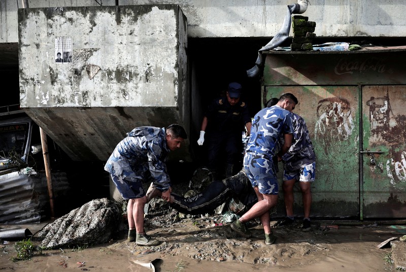 Kendaraan yang terendam sebagian terlihat di daerah banjir di sepanjang tepi Sungai Bagmati yang meluap setelah hujan lebat di Kathmandu, Nepal, 31 Juli 2024. Kendaraan yang terendam sebagian terlihat di daerah banjir di sepanjang tepi Sungai Bagmati yang meluap setelah hujan lebat di Kathmandu, Nepal, 31 Juli 2024. (REUTERS/Navesh Chitrakar)