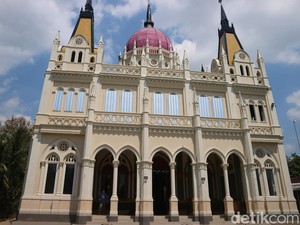 Cantiknya Masjid Bergaya Eropa di Pati Bikin Pengunjung Kagum-Kepincut Foto