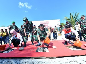 Sinergi Pertamina-TNI AD Salurkan Bantuan ke Warga Kupang