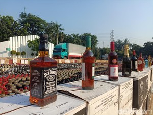 Ribuan Botol Miras Terkenal Ilegal Juga Dimusnahkan Bea Cukai