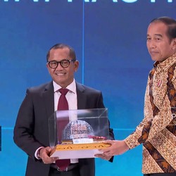 Jokowi Terima Penghargaan sebagai Bapak Konstruksi Indonesia