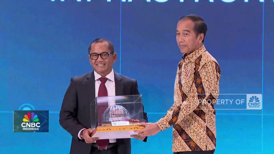 Dapat Helm Baja, Jokowi Dinobatkan Jadi Bapak Konstruksi Indonesia