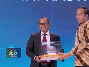 Dapat Helm Baja, Jokowi Dinobatkan Jadi Bapak Konstruksi Indonesia