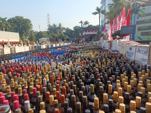 Ribuan Botol Miras dan Jutaan Rokok Dimusnahkan Bea Cukai Nilainya Rp 165 M!