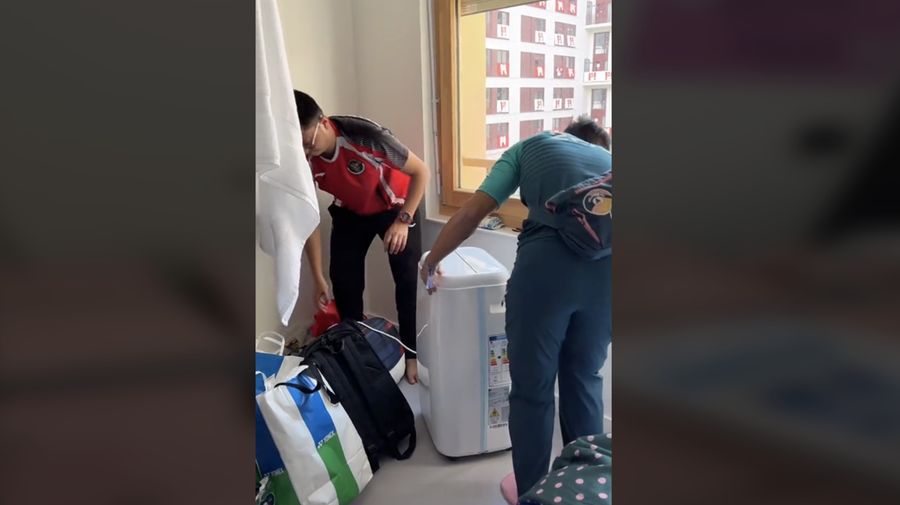 Ganda putra Fajar/Rian pasang AC portable. (TikTok/timindonesiaofficial)