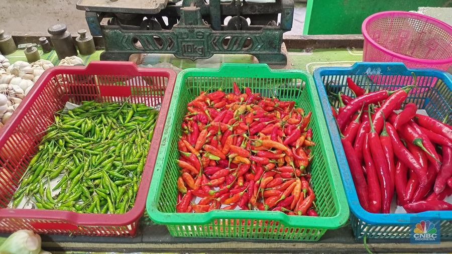 Harga cabai di Pasar Gondangdia, Jakarta Pusat tembus ke Rp90.000 per kg, Rabu (31/7/2024). (CNBC Indonesia/Martyasari Rizky)