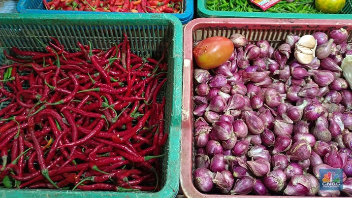 Harga cabai di Pasar Gondangdia, Jakarta Pusat tembus ke Rp90.000 per kg, Rabu (31/7/2024). (CNBC Indonesia/Martyasari Rizky) Harga cabai di Pasar Gondangdia, Jakarta Pusat tembus ke Rp90.000 per kg, Rabu (31/7/2024). (CNBC Indonesia/Martyasari Rizky)