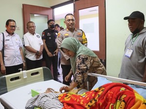 Polisi Jenguk Korban Kecelakaan Tertabrak KA Sri Tanjung di Probolinggo