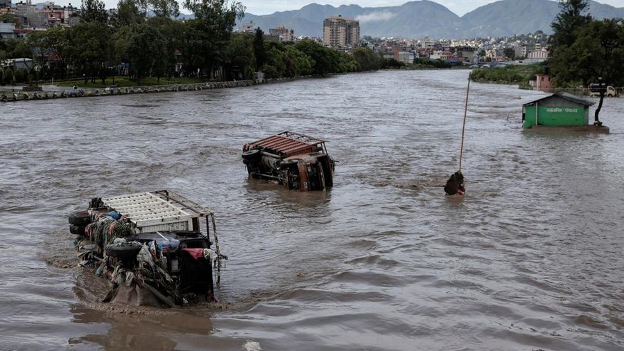 Kendaraan yang terendam sebagian terlihat di daerah banjir di sepanjang tepi Sungai Bagmati yang meluap setelah hujan lebat di Kathmandu, Nepal, 31 Juli 2024. (REUTERS/Navesh Chitrakar)
