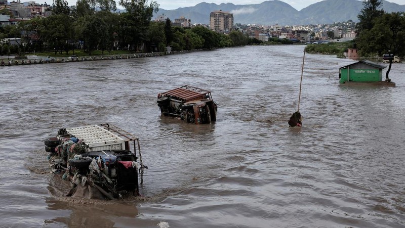 Kendaraan yang terendam sebagian terlihat di daerah banjir di sepanjang tepi Sungai Bagmati yang meluap setelah hujan lebat di Kathmandu, Nepal, 31 Juli 2024. (REUTERS/Navesh Chitrakar)