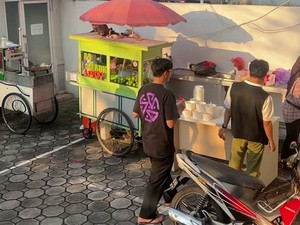Viral Resign dari Kantor Bukan Beri Donat, Traktir Panggil Gerobak Kali Lima