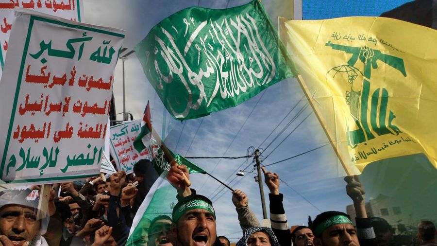 (Kiri-Kanan) Koalse Foto Bendera Houthi, Bendera Hamas, Bendera Hizbullah. (AP Photo)