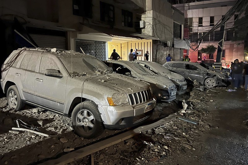 Warga berkumup di dekat lokasi serangan Israel di pinggiran selatan Beirut, Lebanon, Selasa (30/7/2024). (AP Photo/Hussein Malla) Warga berkumup di dekat lokasi serangan Israel di pinggiran selatan Beirut, Lebanon, Selasa (30/7/2024). (AP Photo/Hussein Malla)