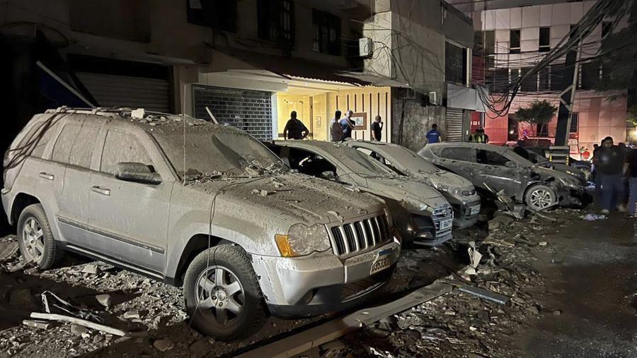 Warga berkumup di dekat lokasi serangan Israel di pinggiran selatan Beirut, Lebanon, Selasa (30/7/2024). (AP Photo/Hussein Malla)