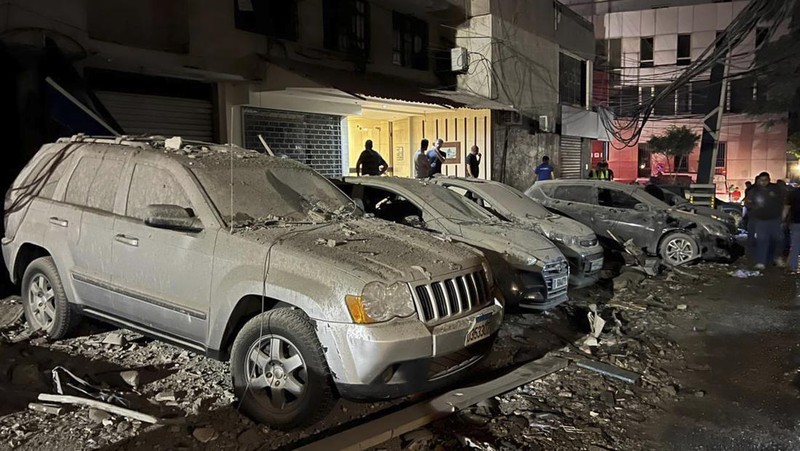 Warga berkumup di dekat lokasi serangan Israel di pinggiran selatan Beirut, Lebanon, Selasa (30/7/2024). (AP Photo/Hussein Malla)