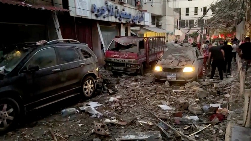 Warga berkumup di dekat lokasi serangan Israel di pinggiran selatan Beirut, Lebanon, Selasa (30/7/2024). (AP Photo/Hussein Malla) Warga berkumup di dekat lokasi serangan Israel di pinggiran selatan Beirut, Lebanon, Selasa (30/7/2024). (AP Photo/Hussein Malla)