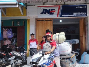 Menembus Pelosok: Kisah Kurir JNE Menyusuri Jalan Terjal di Daerah Tertinggal