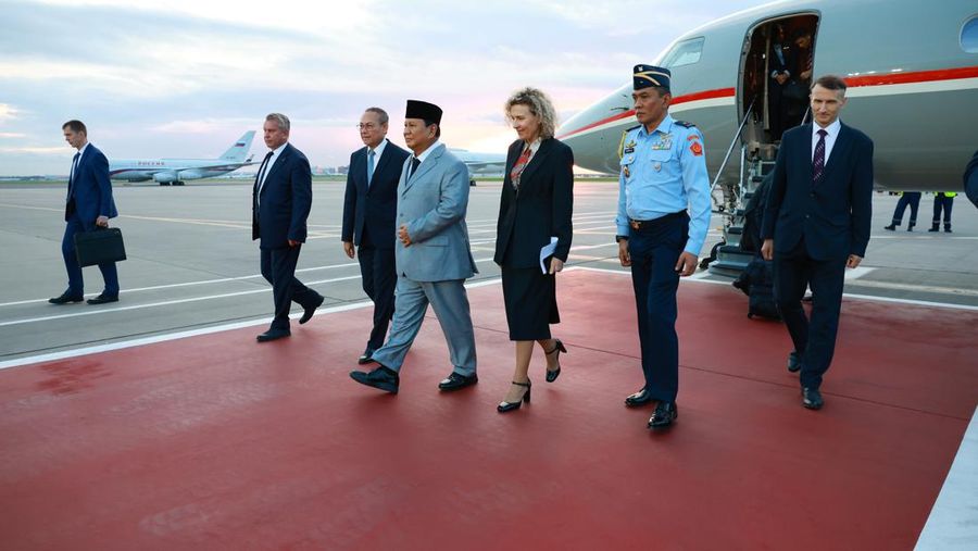 Menteri Pertahanan Republik Indonesia Prabowo Subianto, beserta delegasi tiba di Bandara Vnukovo, Moskow, Selasa (30/7). (Dok. Tim Media Prabowo SUbianto)