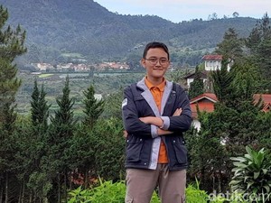 Musholizaky, Anak Penjual Plastik di Pasar yang Lulus di ITB dengan IPK 3,99