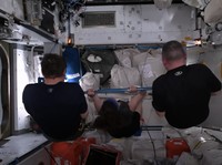 Astronaut Gagal Pulang Lagi, Stasiun Luar Angkasa Penuh Sesak