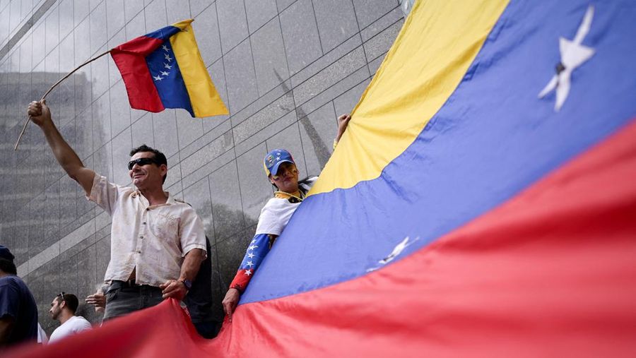 Para pengunjuk rasa berdemonstrasi menentang hasil resmi pemilu yang menyatakan Presiden Nicolas Maduro menang dalam pemilihan ulang di Caracas, Venezuela, Selasa (30/7/2024). (REUTERS/Gaby Ora)