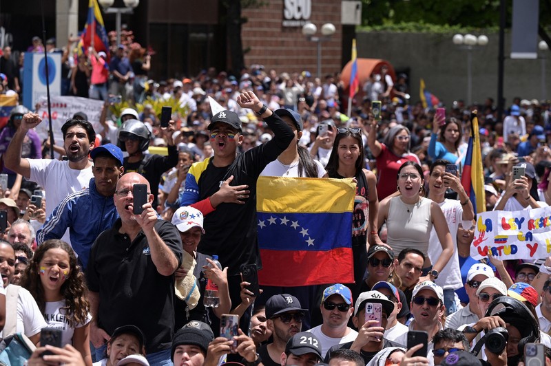 Para pengunjuk rasa mengendari sepeda motor saat berdemonstrasi menentang hasil resmi pemilu yang menyatakan Presiden Nicolas Maduro menang dalam pemilihan ulang di Caracas, Venezuela, Selasa (30/7/2024). (AP Photo/Cristian Hernandez) Para pengunjuk rasa mengendari sepeda motor saat berdemonstrasi menentang hasil resmi pemilu yang menyatakan Presiden Nicolas Maduro menang dalam pemilihan ulang di Caracas, Venezuela, Selasa (30/7/2024). (AP Photo/Cristian Hernandez)