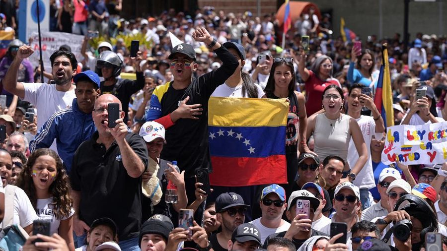 Para pengunjuk rasa mengendari sepeda motor saat berdemonstrasi menentang hasil resmi pemilu yang menyatakan Presiden Nicolas Maduro menang dalam pemilihan ulang di Caracas, Venezuela, Selasa (30/7/2024). (AP Photo/Cristian Hernandez)
