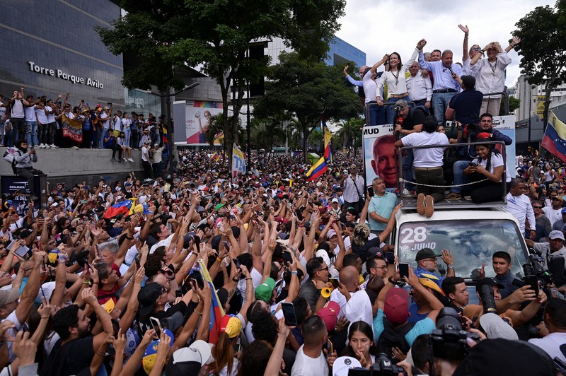 Para pengunjuk rasa mengendari sepeda motor saat berdemonstrasi menentang hasil resmi pemilu yang menyatakan Presiden Nicolas Maduro menang dalam pemilihan ulang di Caracas, Venezuela, Selasa (30/7/2024). (AP Photo/Cristian Hernandez) Para pengunjuk rasa mengendari sepeda motor saat berdemonstrasi menentang hasil resmi pemilu yang menyatakan Presiden Nicolas Maduro menang dalam pemilihan ulang di Caracas, Venezuela, Selasa (30/7/2024). (AP Photo/Cristian Hernandez)