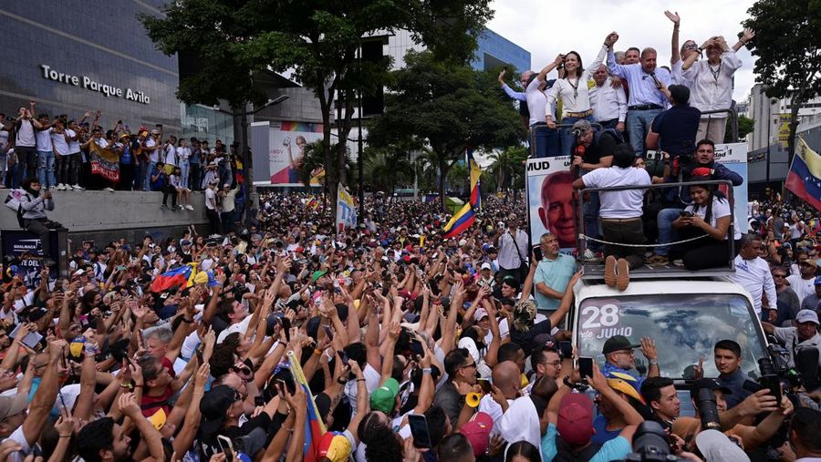 Para pengunjuk rasa mengendari sepeda motor saat berdemonstrasi menentang hasil resmi pemilu yang menyatakan Presiden Nicolas Maduro menang dalam pemilihan ulang di Caracas, Venezuela, Selasa (30/7/2024). (AP Photo/Cristian Hernandez)