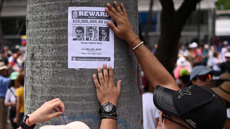 Para pengunjuk rasa mengendari sepeda motor saat berdemonstrasi menentang hasil resmi pemilu yang menyatakan Presiden Nicolas Maduro menang dalam pemilihan ulang di Caracas, Venezuela, Selasa (30/7/2024). (AP Photo/Cristian Hernandez)