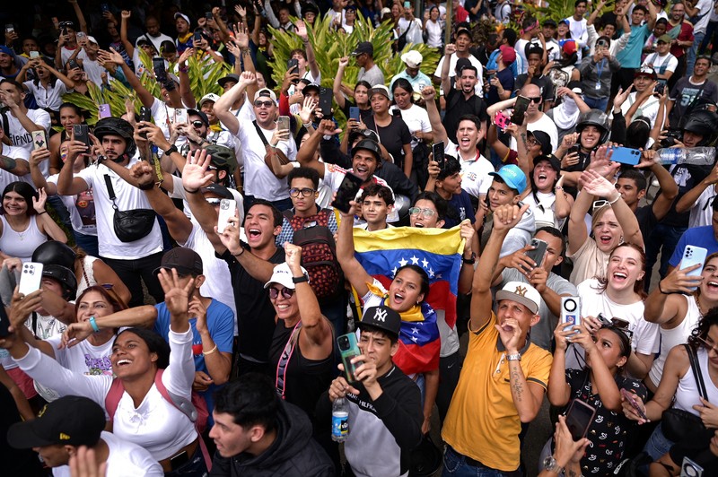 Para pengunjuk rasa mengendari sepeda motor saat berdemonstrasi menentang hasil resmi pemilu yang menyatakan Presiden Nicolas Maduro menang dalam pemilihan ulang di Caracas, Venezuela, Selasa (30/7/2024). (AP Photo/Cristian Hernandez)