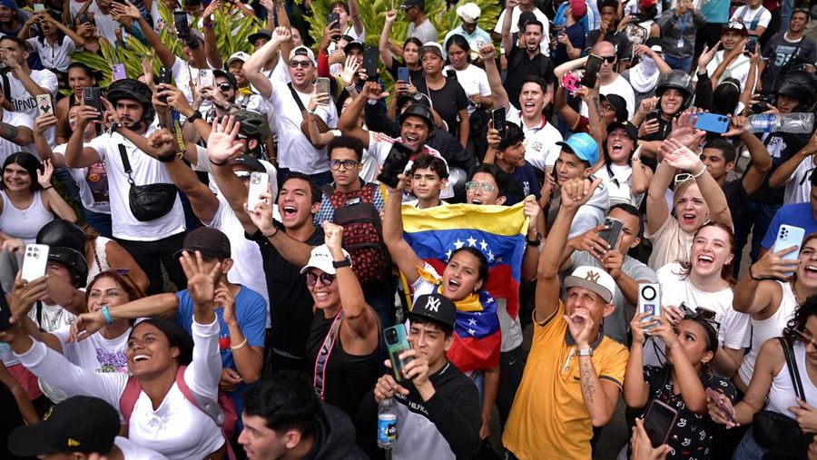 Para pengunjuk rasa mengendari sepeda motor saat berdemonstrasi menentang hasil resmi pemilu yang menyatakan Presiden Nicolas Maduro menang dalam pemilihan ulang di Caracas, Venezuela, Selasa (30/7/2024). (AP Photo/Cristian Hernandez)