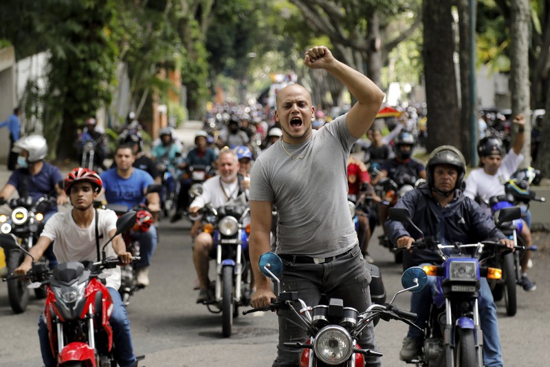 Para pengunjuk rasa mengendari sepeda motor saat berdemonstrasi menentang hasil resmi pemilu yang menyatakan Presiden Nicolas Maduro menang dalam pemilihan ulang di Caracas, Venezuela, Selasa (30/7/2024). (AP Photo/Cristian Hernandez)