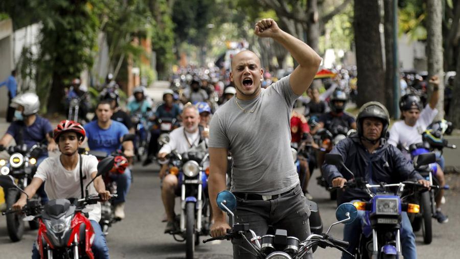 Para pengunjuk rasa mengendari sepeda motor saat berdemonstrasi menentang hasil resmi pemilu yang menyatakan Presiden Nicolas Maduro menang dalam pemilihan ulang di Caracas, Venezuela, Selasa (30/7/2024). (AP Photo/Cristian Hernandez)