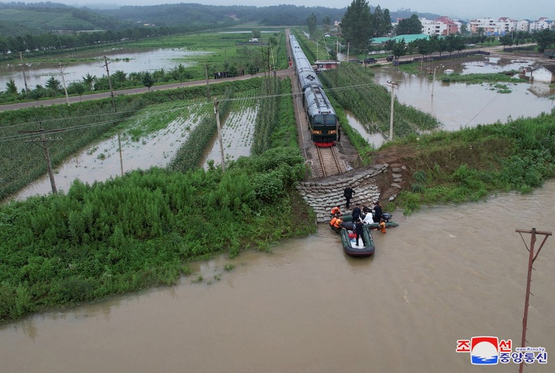 Pemimpin Korea Utara Kim Jong Un dan Perdana Menteri Kim Tok Hun mengunjungi daerah yang terkena banjir di dekat perbatasan dengan China, di Provinsi Pyongan Utara, Korea Utara, dalam foto tanpa tanggal yang dirilis pada 31 Juli 2024 oleh Kantor Berita Pusat Korea resmi Korea Utara. Pemimpin Korea Utara Kim Jong Un dan Perdana Menteri Kim Tok Hun mengunjungi daerah yang terkena banjir di dekat perbatasan dengan China, di Provinsi Pyongan Utara, Korea Utara, dalam foto tanpa tanggal yang dirilis pada 31 Juli 2024 oleh Kantor Berita Pusat Korea resmi Korea Utara. (KCNA via REUTERS)