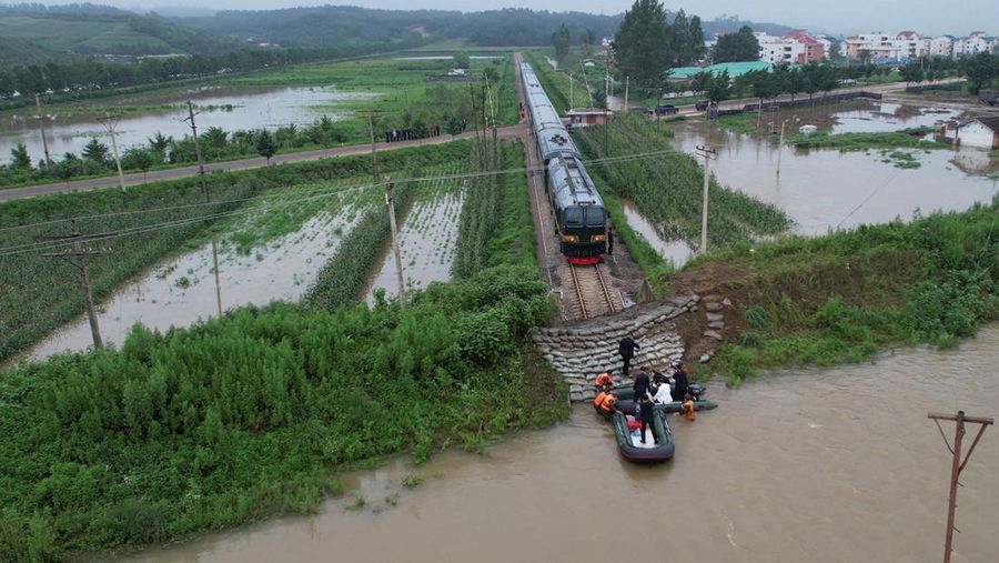 Pemimpin Korea Utara Kim Jong Un dan Perdana Menteri Kim Tok Hun mengunjungi daerah yang terkena banjir di dekat perbatasan dengan China, di Provinsi Pyongan Utara, Korea Utara, dalam foto tanpa tanggal yang dirilis pada 31 Juli 2024 oleh Kantor Berita Pusat Korea resmi Korea Utara. (KCNA via REUTERS)