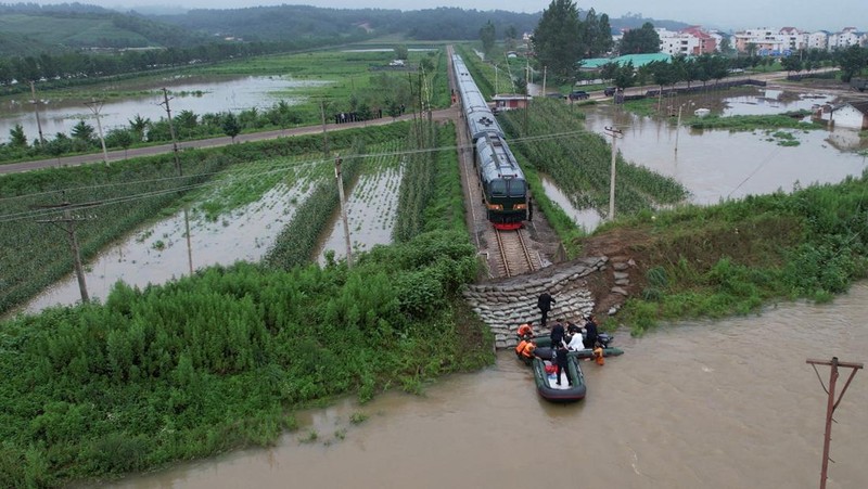 Pemimpin Korea Utara Kim Jong Un dan Perdana Menteri Kim Tok Hun mengunjungi daerah yang terkena banjir di dekat perbatasan dengan China, di Provinsi Pyongan Utara, Korea Utara, dalam foto tanpa tanggal yang dirilis pada 31 Juli 2024 oleh Kantor Berita Pusat Korea resmi Korea Utara. (KCNA via REUTERS)