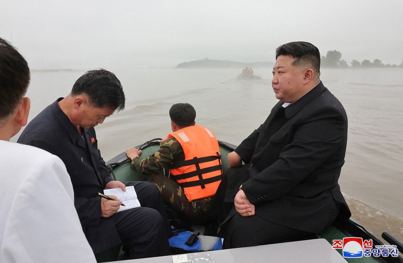 Pemimpin Korea Utara Kim Jong Un dan Perdana Menteri Kim Tok Hun mengunjungi daerah yang terkena banjir di dekat perbatasan dengan China, di Provinsi Pyongan Utara, Korea Utara, dalam foto tanpa tanggal yang dirilis pada 31 Juli 2024 oleh Kantor Berita Pusat Korea resmi Korea Utara. Pemimpin Korea Utara Kim Jong Un dan Perdana Menteri Kim Tok Hun mengunjungi daerah yang terkena banjir di dekat perbatasan dengan China, di Provinsi Pyongan Utara, Korea Utara, dalam foto tanpa tanggal yang dirilis pada 31 Juli 2024 oleh Kantor Berita Pusat Korea resmi Korea Utara. (KCNA via REUTERS)