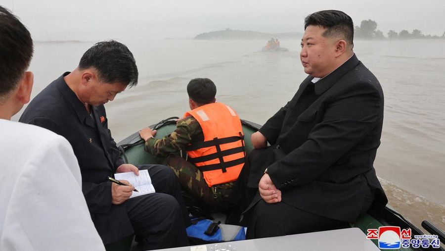 Pemimpin Korea Utara Kim Jong Un dan Perdana Menteri Kim Tok Hun mengunjungi daerah yang terkena banjir di dekat perbatasan dengan China, di Provinsi Pyongan Utara, Korea Utara, dalam foto tanpa tanggal yang dirilis pada 31 Juli 2024 oleh Kantor Berita Pusat Korea resmi Korea Utara. (KCNA via REUTERS)