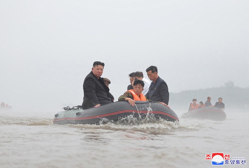 Pemimpin Korea Utara Kim Jong Un dan Perdana Menteri Kim Tok Hun mengunjungi daerah yang terkena banjir di dekat perbatasan dengan China, di Provinsi Pyongan Utara, Korea Utara, dalam foto tanpa tanggal yang dirilis pada 31 Juli 2024 oleh Kantor Berita Pusat Korea resmi Korea Utara. Pemimpin Korea Utara Kim Jong Un dan Perdana Menteri Kim Tok Hun mengunjungi daerah yang terkena banjir di dekat perbatasan dengan China, di Provinsi Pyongan Utara, Korea Utara, dalam foto tanpa tanggal yang dirilis pada 31 Juli 2024 oleh Kantor Berita Pusat Korea resmi Korea Utara. (KCNA via REUTERS)