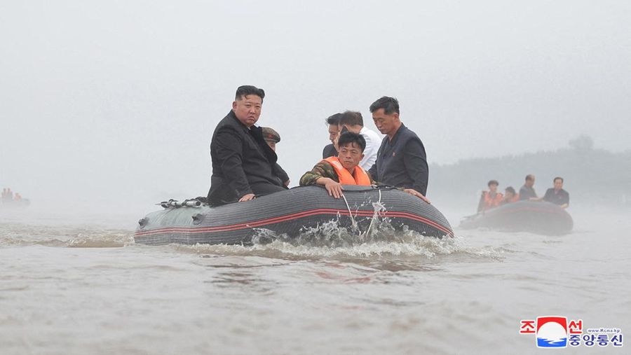 Pemimpin Korea Utara Kim Jong Un dan Perdana Menteri Kim Tok Hun mengunjungi daerah yang terkena banjir di dekat perbatasan dengan China, di Provinsi Pyongan Utara, Korea Utara, dalam foto tanpa tanggal yang dirilis pada 31 Juli 2024 oleh Kantor Berita Pusat Korea resmi Korea Utara. (KCNA via REUTERS)