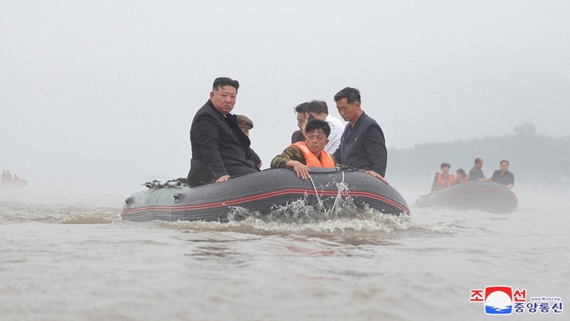 Pemimpin Korea Utara Kim Jong Un dan Perdana Menteri Kim Tok Hun mengunjungi daerah yang terkena banjir di dekat perbatasan dengan China, di Provinsi Pyongan Utara, Korea Utara, dalam foto tanpa tanggal yang dirilis pada 31 Juli 2024 oleh Kantor Berita Pusat Korea resmi Korea Utara. (KCNA via REUTERS)